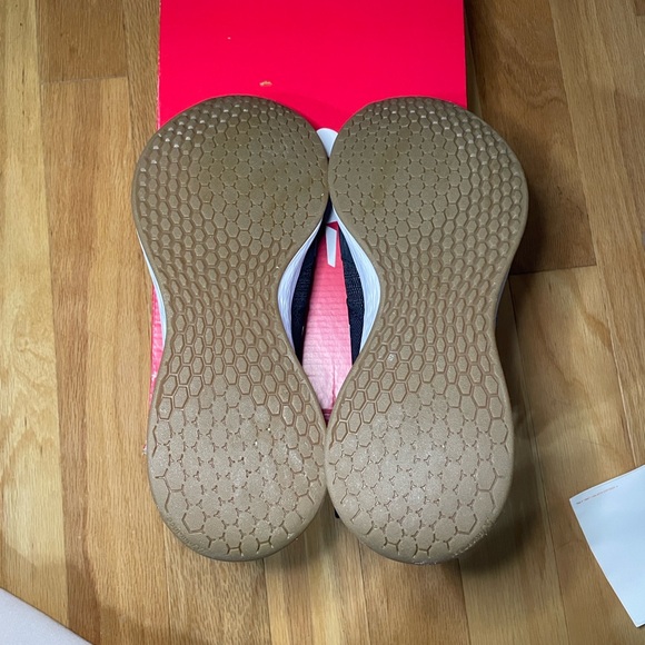 New Balance Fresh Foam Roav Athletic Shoes Black and Grey Womens size 9.5 
New - Picture 13 of 13